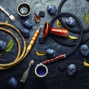 Accesorios de shisha para fumar y arándanos.