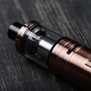 Primer plano de un vaper encima de una mesa de madera